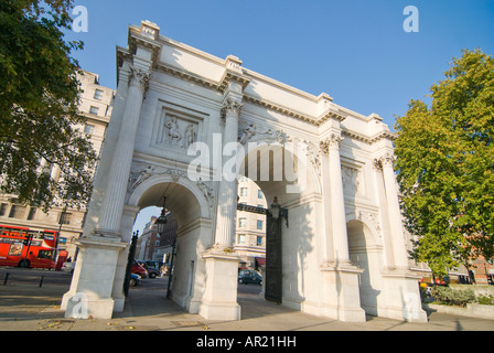 Horizontalen Weitwinkel von Marble Arch, das weiße Marmor-Denkmal steht am westlichen Ende der Oxford Street an einem sonnigen Tag Stockfoto