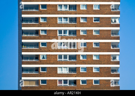 Horizontale Ansicht eine 60er-Jahre entwickelt Hochhaus im Zentrum von London an einem sonnigen Tag Stockfoto