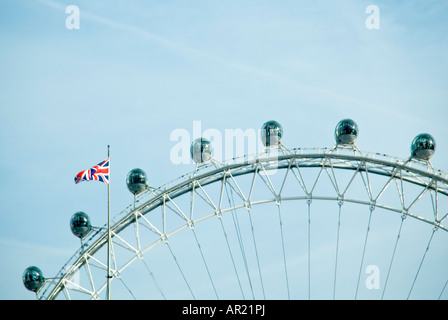 Horizontalen Weitwinkel mehrere Kapseln auf eine Drehung des London Eye "Millennium Wheel" an einem sonnigen Tag Stockfoto