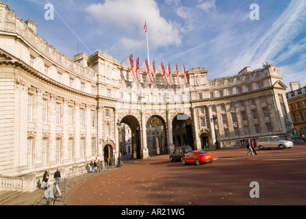 Horizontalen Weitwinkel der Admiralty Arch auf der Mall in der herbstlichen Sonne. Stockfoto