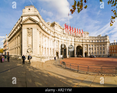 Horizontal (3 Bild Heftung) Panorama der Admiralty Arch auf der Mall in der herbstlichen Sonnenschein Stockfoto