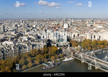 Horizontalen Weitwinkel Blick über die Dächer von Mittel- und Nord-London auf einem klaren sonnigen Tag Stockfoto