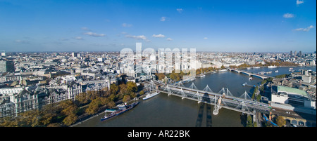 Horizontale (2 Bild Heftung) Antenne Panoramablick über die Dächer von Mittel- und Nord-London an einem sonnigen Tag Stockfoto