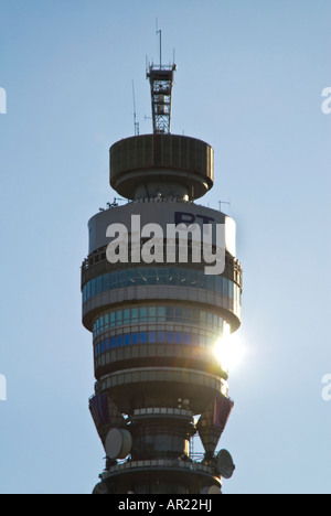 Vertikale Nahaufnahme von der BT-Telekom-Turm gegen einen strahlend blauen Himmel in der Abendsonne Stockfoto