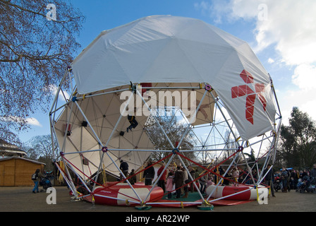 Horizontalen Weitwinkel von einem großen weißen Stahlrahmen mit Kinder Bungee-Trampolin an einem sonnigen Tag. Stockfoto