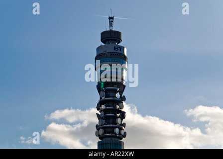 Horizontalen Blick auf die unverwechselbare BT-Telekom-Turm gegen einen strahlend blauen Himmel in der Abendsonne Stockfoto