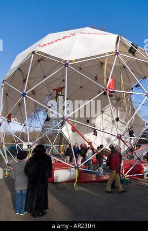 Vertikale Weitwinkel von einem großen weißen Stahlrahmen mit Kinder Bungee-Trampolin an einem sonnigen Tag Stockfoto