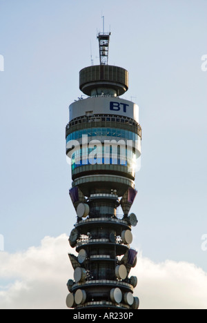 Vertikale Nahaufnahme von der BT-Telekom-Turm gegen einen strahlend blauen Himmel in der Abendsonne Stockfoto