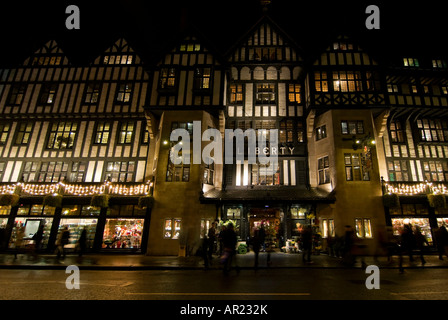 Horizontalen Weitwinkel der vorderen Außenfassade des berühmten Kaufhauses Liberty beleuchtet in der Nacht während der Weihnachtszeit. Stockfoto