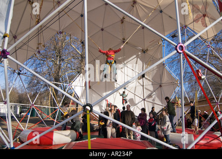 Horizontale Nahaufnahme von einem großen weißen Stahlrahmen mit Kinder Bungee-Trampolin an einem sonnigen Tag. Stockfoto