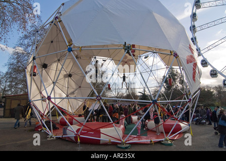 Horizontalen Weitwinkel von einem großen weißen Stahlrahmen mit Kinder Bungee-Trampolin an einem sonnigen Tag. Stockfoto