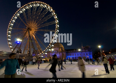 Horizontalen Weitwinkel von Menschen, die Spaß Eislaufen auf der Open-Air-Weihnachten-Eisbahn in Cardiff in der Nacht Stockfoto