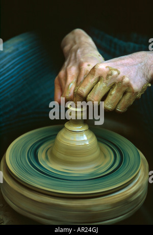 Töpfer Hände schaffen eine traditionelle Lehm-Vase auf dem Drehrad Stockfoto