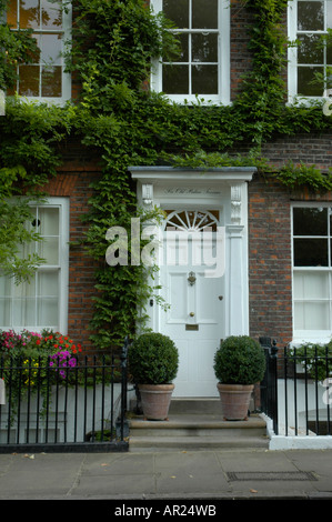 Haus mit weißen Tür neben Richmond Green Richmond upon Thames, Surrey, England Stockfoto