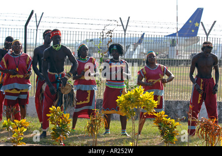 Traditionelle Tänzer begrüßen Touristen am Flughafen Banjul, Gambia, Westafrika Stockfoto
