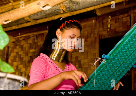 Porträt der Paduang Frau weben Flüchtling Siedlung im Norden Thailands. Stockfoto