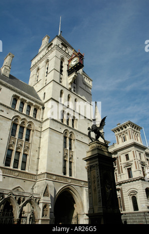 Die Royal Courts of Justice und die Statue des Drachen in der Strand-London England Stockfoto