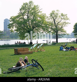 Menschen entspannen im Hyde Park London UK Europe Stockfoto