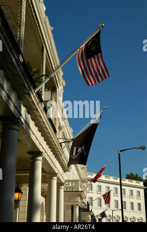 Botschaften und Fahnen im Belgrave Square London England Stockfoto