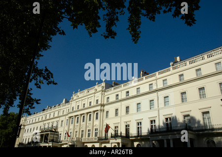 Botschaftsgebäude in Belgrave Square in London England Stockfoto