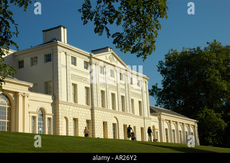 Ansicht von Kenwood House in Hampstead Heath mit Passanten London England Stockfoto