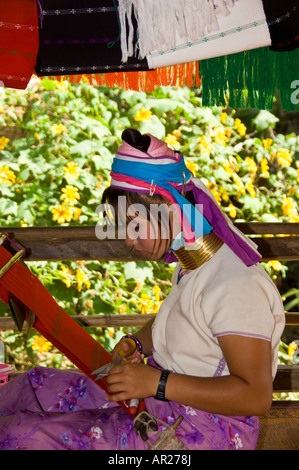 Porträt der Paduang Frau weben Flüchtling Siedlung im Norden Thailands. Stockfoto