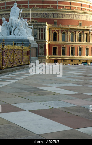 Die Royal Albert Hall angesehen von der Albert Memorial Kensington London England Stockfoto