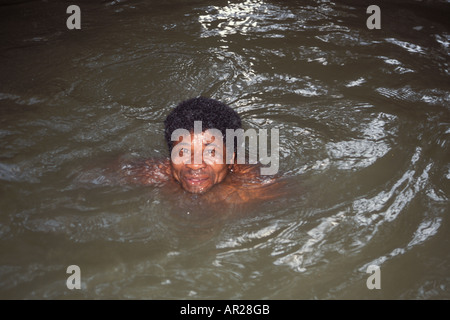 Ecuadorianische Mann Schwimmen im Amazonas-Ecuador-Südamerika Stockfoto