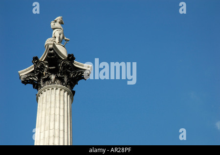 Nahaufnahme von Nelson Säule gegen blauen Himmel Trafalgar Square in London England Stockfoto