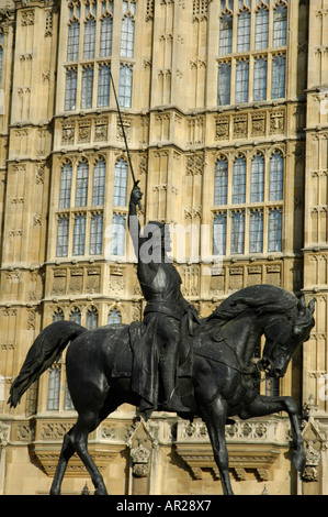 Statue von Richard Löwenherz auf dem Pferderücken außerhalb der Häuser des Parlaments Westminster London England Stockfoto