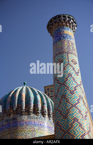 Minarett und Kuppel auf Sher Dor Madrassa in der Registan Stockfoto