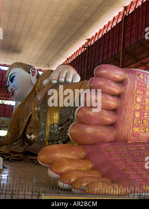 riesigen liegenden Buddha-Statue in Rangun in Myanmar Stockfoto