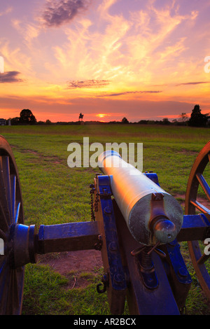 Kanone und Stonewall Jackson Memorial bei Sonnenuntergang, Manassas National Battlefield Park, Manassas, Virginia, USA Stockfoto