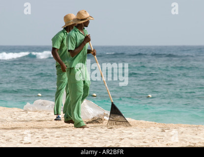 Zwei Hotel-Arbeiter am Strand in einem Resort in Punta Cana, Dominikanische Republik Stockfoto