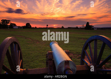 Kanone und Stonewall Jackson Memorial bei Sonnenuntergang, Manassas National Battlefield Park, Manassas, Virginia, USA Stockfoto