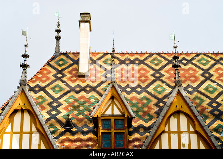 BEAUNE, Frankreich – das farbenfrohe Ziegeldach des Hotels Dieu / Hospices de Beune in Beaune im Herzen der französischen Burgunderregion (Bourgogne). Das historische Hotel Dieu war einst ein Krankenhaus. Stockfoto