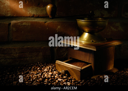 Arabica-Kaffee-Bohnen und eine alte Kaffeemühle künstlerische Stilleben Stockfoto