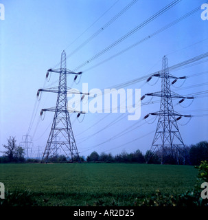 Obenliegende Strommasten Sizewell Suffolk Stockfoto