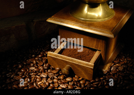 Kaffeebohnen und eine alte Kaffeemühle Stockfoto