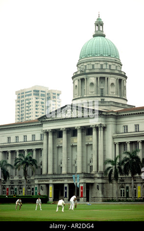 Singapur Sport Cricketers vor dem Rathaus Stockfoto