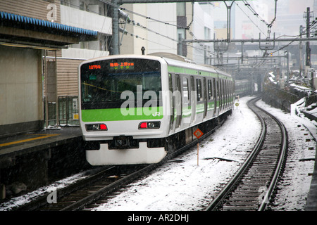S-Bahn im Schnee in der Nähe von Bahnhof Shinjuku, Tokio. Stockfoto