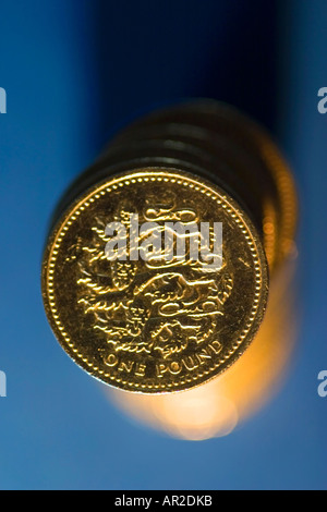 Stapel von britischen Pfund-Münzen auf blauem Hintergrund Stockfoto