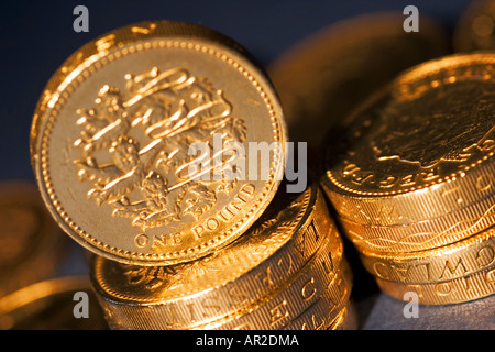 Makroaufnahme der Stapel von britischen Pfund-Münzen Stockfoto