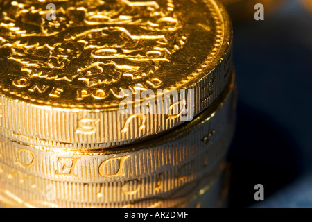 Makroaufnahme der Stapel von britischen Pfund-Münzen Stockfoto