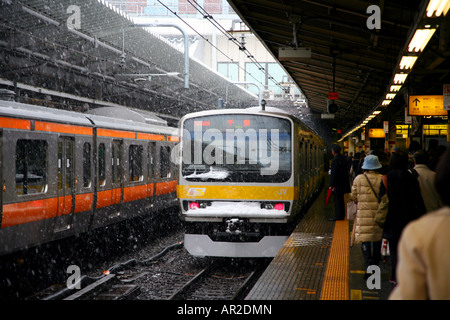 S-Bahn im Schnee am Bahnhof Shinjuku, Tokio. Stockfoto