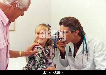 Arzt und junge verspielte Patienten, körperliche Prüfung, Miami Stockfoto