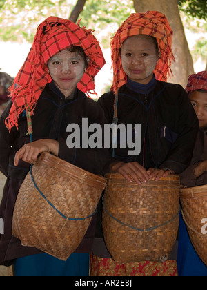 Zwei Pa O Bergvolk Mädchen und ihre Körbe am Inle-See in Myanmar Stockfoto