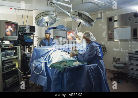 Betrieb im Gange in chirurgischen Suite, Chirurgen, die Operation, Endoskopie, Miami Stockfoto