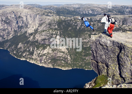 Fallschirmspringen aus Kjaerag im Lysefjord, Norwegen, Rogaland Stockfoto