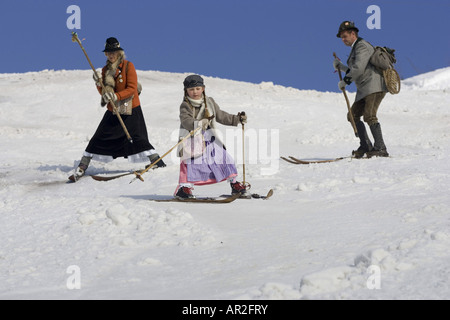 Familie mit altmodischen Kleidung auf einem Ski-Ausflug, Österreich Stockfoto